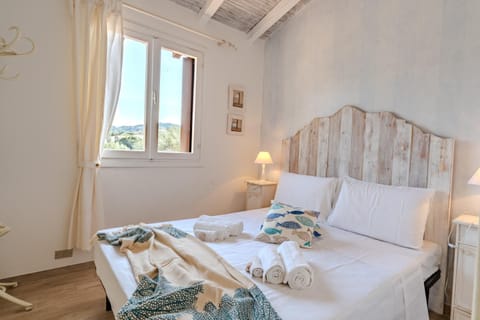 Bed, Photo of the whole room, Bedroom, internet, towels