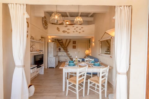 TV and multimedia, Kitchen or kitchenette, Living room, Seating area, Dining area