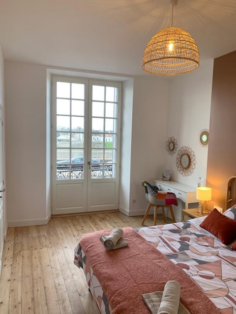 Bed, Photo of the whole room, River view