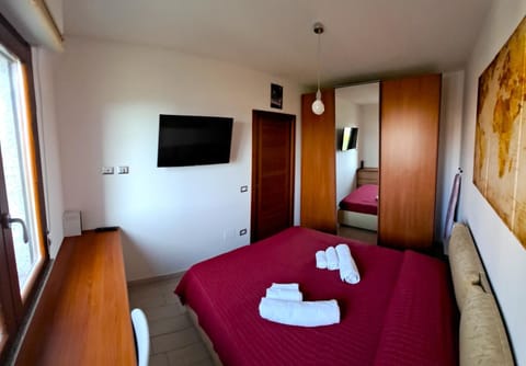 Communal lounge/ TV room, Bed, TV and multimedia, Photo of the whole room, Evening entertainment, Bedroom, towels, wardrobe