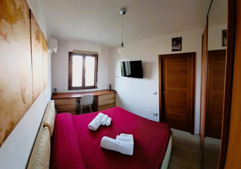 Bed, TV and multimedia, Photo of the whole room, Bedroom, towels, wardrobe