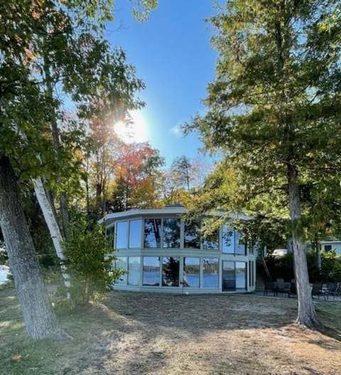 Lakefront Serenade House in Michigan