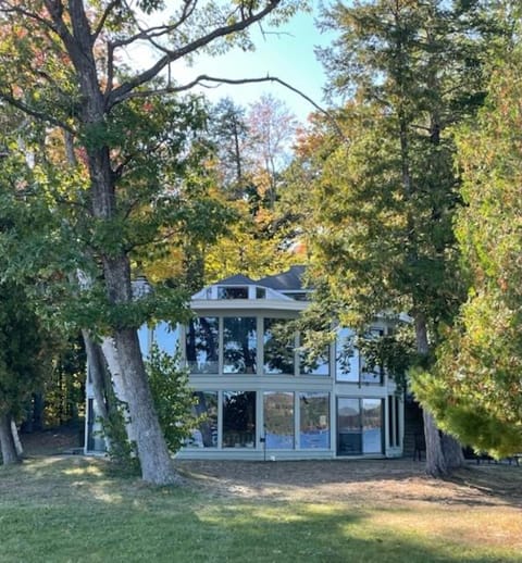 Lakefront Serenade House in Michigan