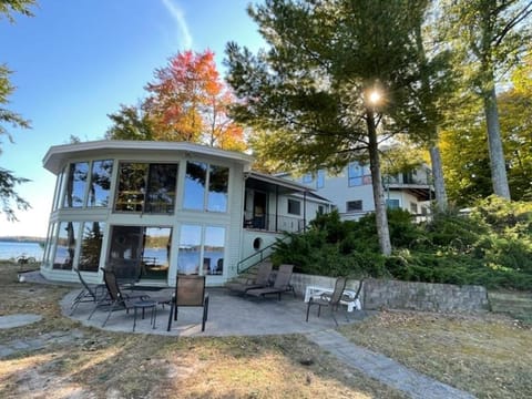 Lakefront Serenade House in Michigan