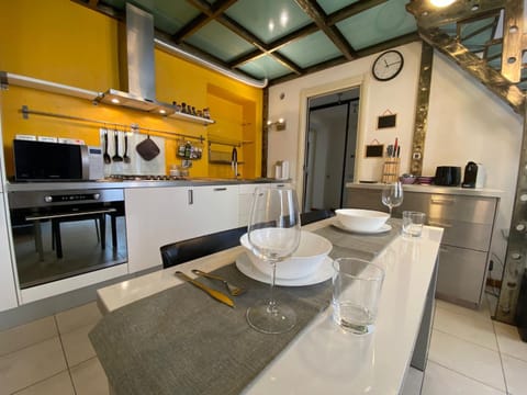 Kitchen or kitchenette, Dining area