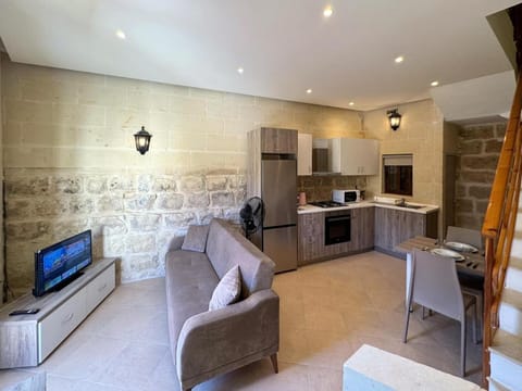 TV and multimedia, Living room, Dining area, microwave, oven, stove, kitchen