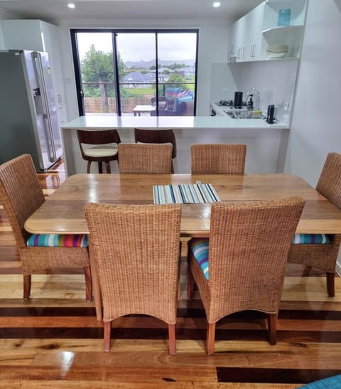 Seating area, Dining area