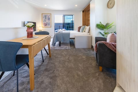 Bed, TV and multimedia, Photo of the whole room, Decorative detail, Seating area, Dining area, hair dresser, towels