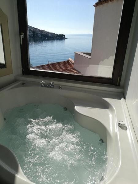 Natural landscape, Hot Tub, Bathroom, Sea view, Bath
