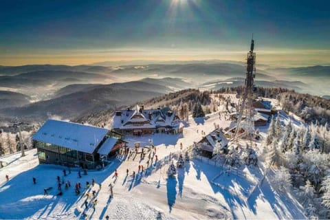 Nearby landmark, Restaurant/places to eat, Day, Natural landscape, Winter, Ski School, Skiing, Skiing, Food and drinks, Mountain view, Area and facilities