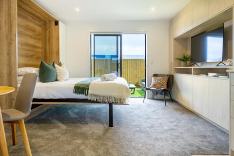 Bed, TV and multimedia, View (from property/room), Photo of the whole room, Seating area, Garden view, hair dresser, towels