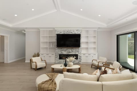 TV and multimedia, Living room, Seating area, fireplace