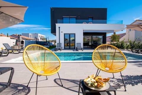 Property building, Patio, Day, Pool view, Swimming pool, sunbed