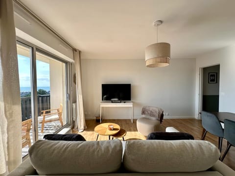 Communal lounge/ TV room, TV and multimedia, Living room, Seating area, Dining area, Evening entertainment