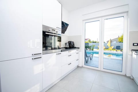 TV and multimedia, Kitchen or kitchenette, Dining area, Pool view, Swimming pool, dishwasher, minibar, pet friendly, stove