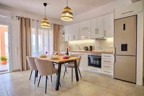 Coffee/tea facilities, Kitchen or kitchenette, Dining area, stove