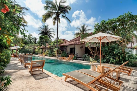 Swimming pool, sunbed