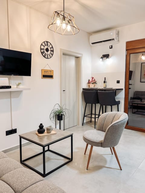 TV and multimedia, Living room, Seating area, Dining area, air conditioner