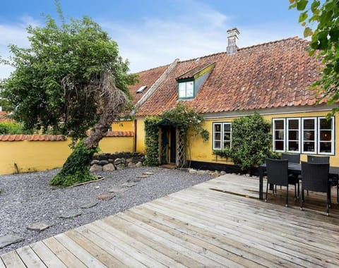 Property building, Patio, Day, Inner courtyard view