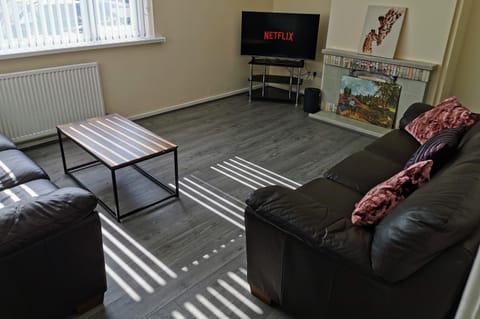 Communal lounge/ TV room, TV and multimedia, Living room, Seating area, Evening entertainment, hair dresser