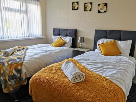 Bed, Photo of the whole room, Decorative detail, Bedroom, towels