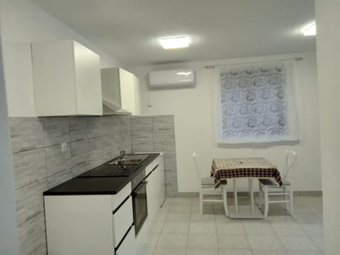 Kitchen or kitchenette, Dining area, stove