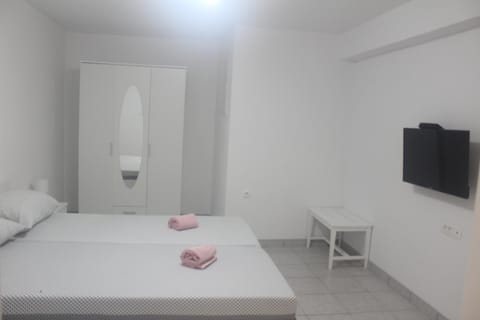 Bed, TV and multimedia, Bedroom