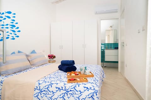 Bed, Food and drinks, Photo of the whole room, Bedroom, towels, air conditioner