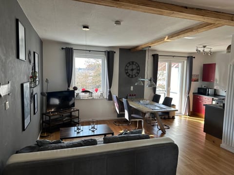 TV and multimedia, Kitchen or kitchenette, Living room, Seating area, Dining area