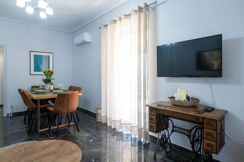 TV and multimedia, Living room, Seating area, Dining area