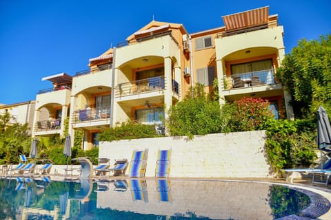 Property building, Balcony/Terrace, Swimming pool, sunbed