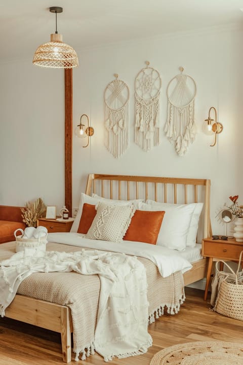 Bed, Photo of the whole room, Decorative detail, Decorative detail, Bedroom, hair dresser, hair dresser, towels