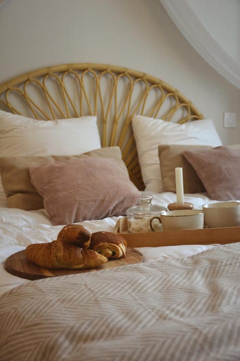 Bedroom, Breakfast