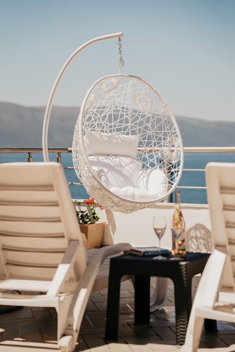 Day, Natural landscape, Living room, Seating area, Dining area, Mountain view, Sea view