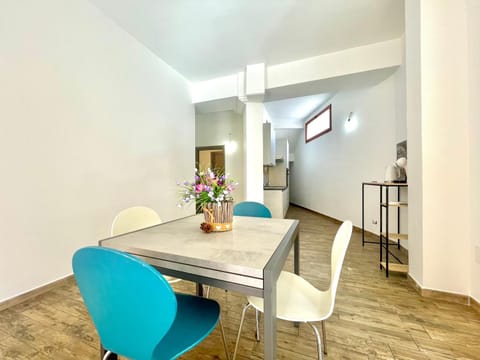 Kitchen or kitchenette, Seating area