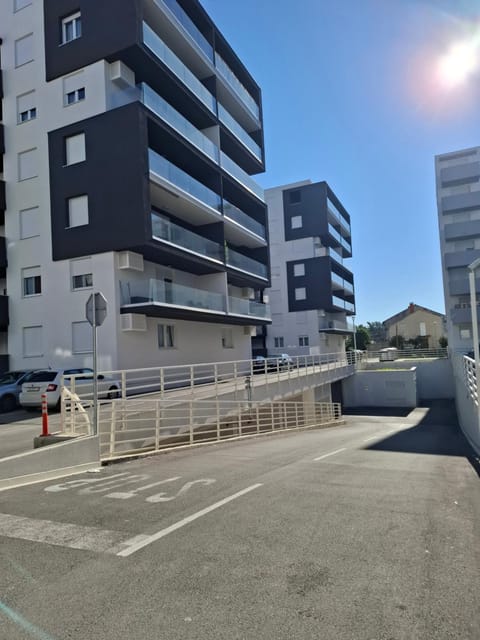 Property building, Neighbourhood, Parking