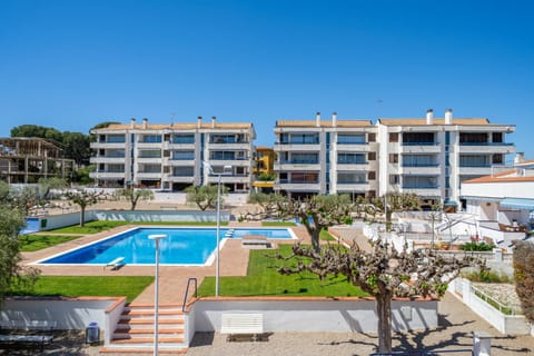 View (from property/room), Garden view, Swimming pool