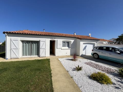 Property building, Facade/entrance, Off site