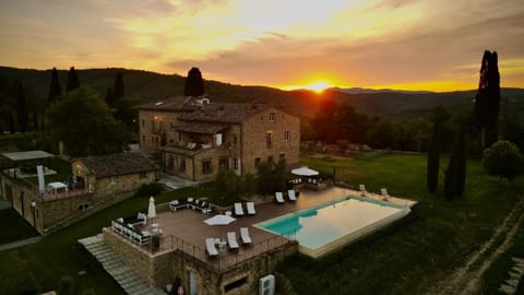 Property building, Natural landscape, Swimming pool, Swimming pool, Sunset, sunbed