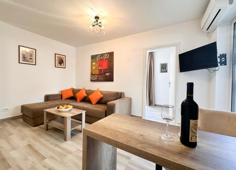 Living room, Seating area, air conditioner