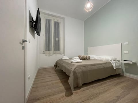 Bed, TV and multimedia, Photo of the whole room, Bedroom, towels