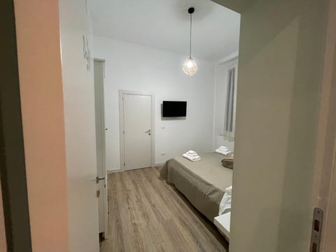 Bed, Bathroom, TV and multimedia, Photo of the whole room, Bedroom, towels