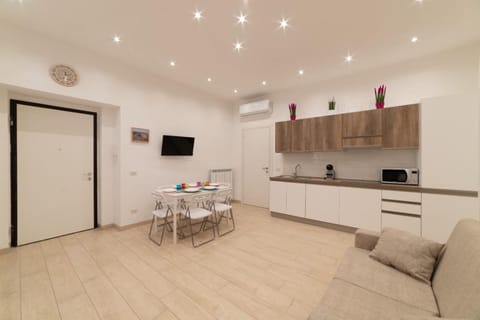 TV and multimedia, Kitchen or kitchenette, Living room, Dining area, minibar, stove, air conditioner