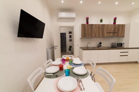 TV and multimedia, Kitchen or kitchenette, Dining area, minibar, air conditioner