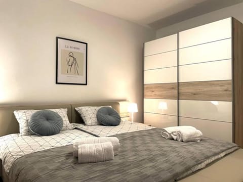 Bed, Bedroom, towels