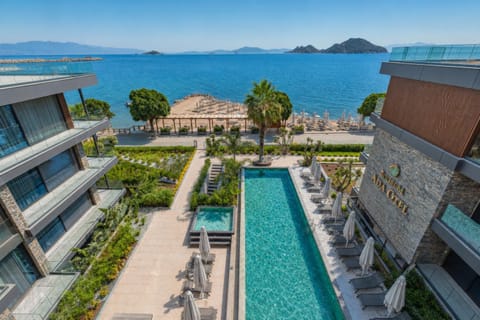 Property building, Day, Sea view, Swimming pool