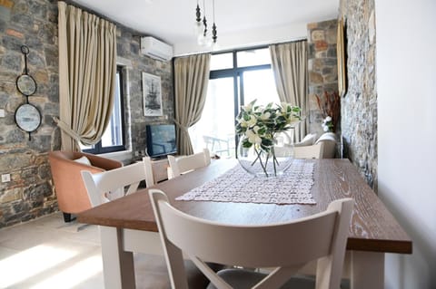 TV and multimedia, Living room, Seating area, Dining area, air conditioner