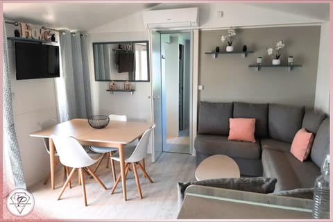 TV and multimedia, Living room, Seating area, Dining area, air conditioner