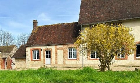 Property building, Day, Garden, Garden view, Landmark view