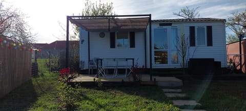 Property building, Balcony/Terrace, Dining area, Garden view